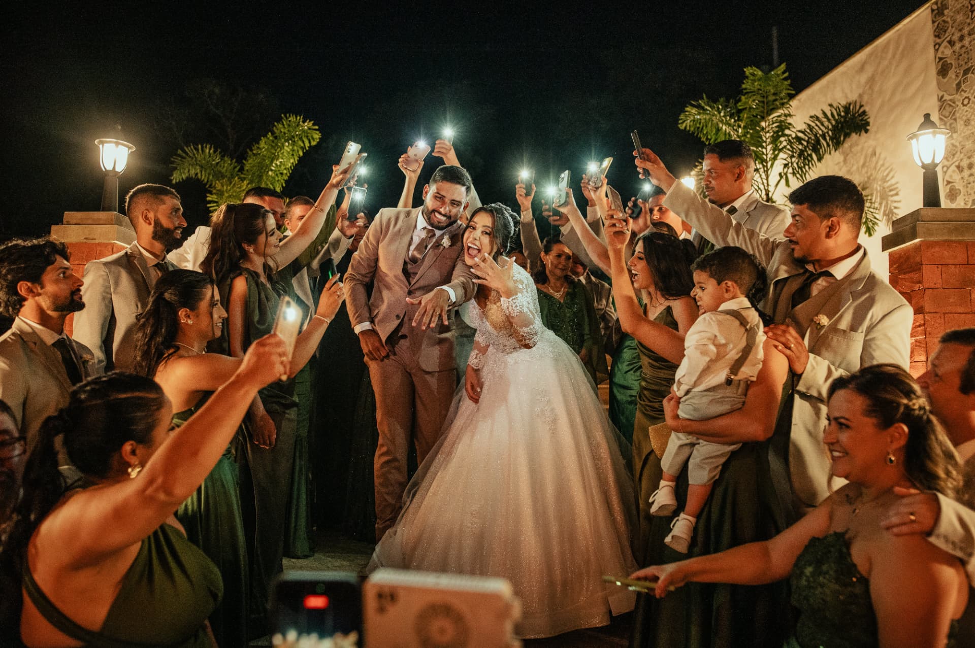 Saída dos noivos celebrada pelos convidados à noite