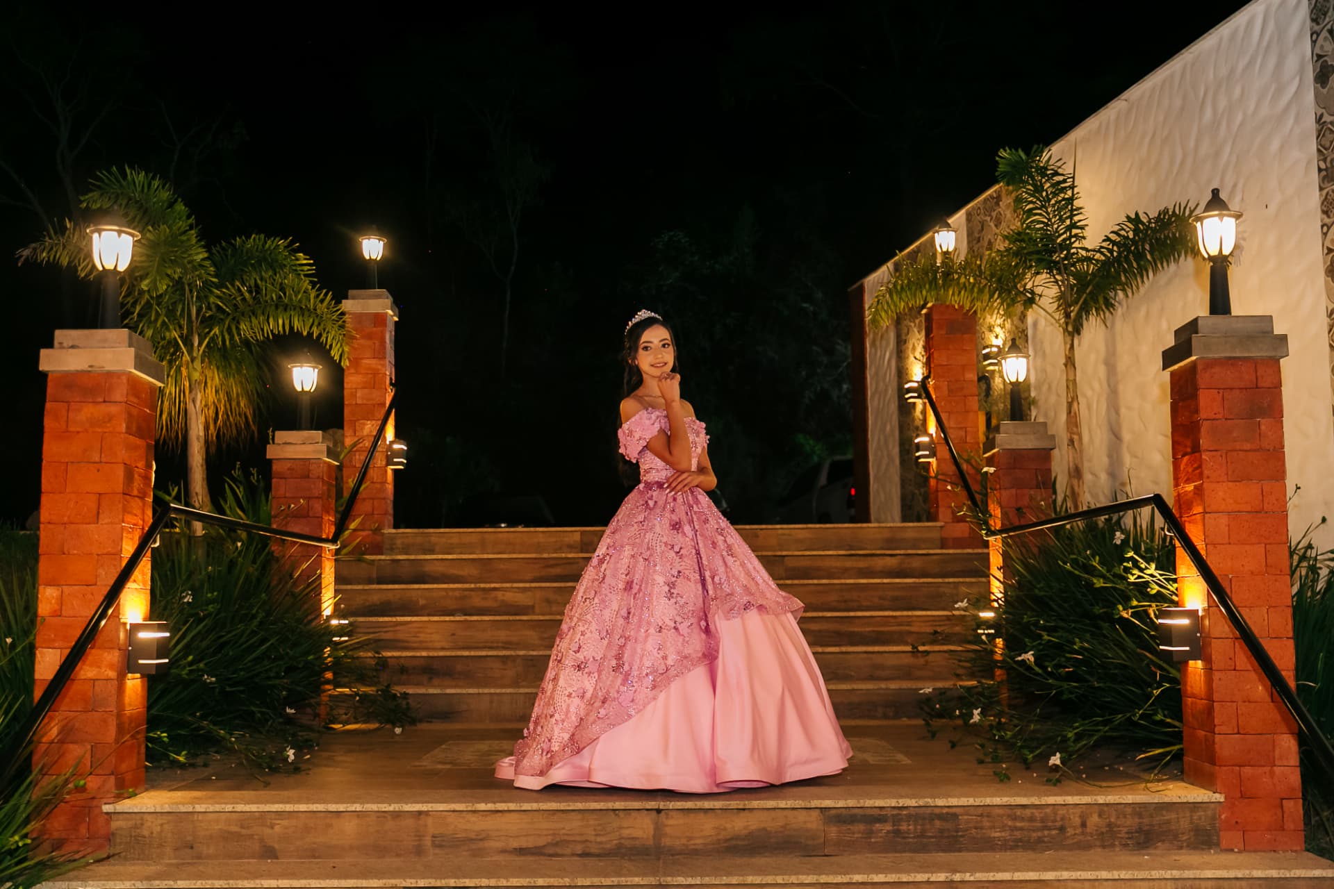 Debutante na escadaria iluminada do espaço